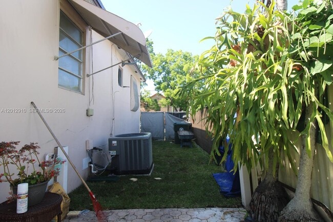 Building Photo - 5860 SW 9th St