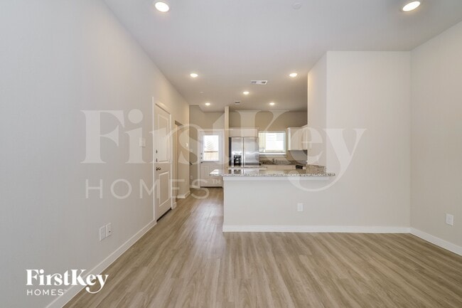 Building Photo - 600 Ava Trl