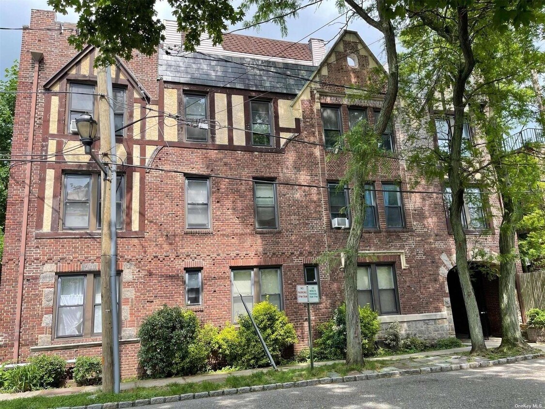 1 Hillside Ave Unit 3B, Great Neck, NY 11021 Room for Rent in Great