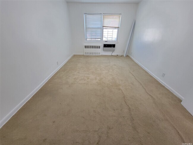 Foto del edificio - 40-37-40202 202nd St