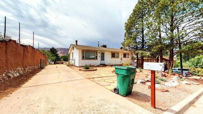 Foto del edificio - Downstairs Duplex