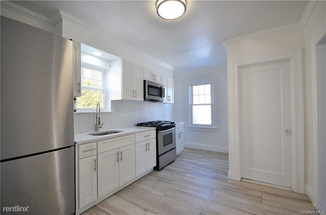 Building Photo - 3 br, 1.5 bath House - 38 Sunrise Ter