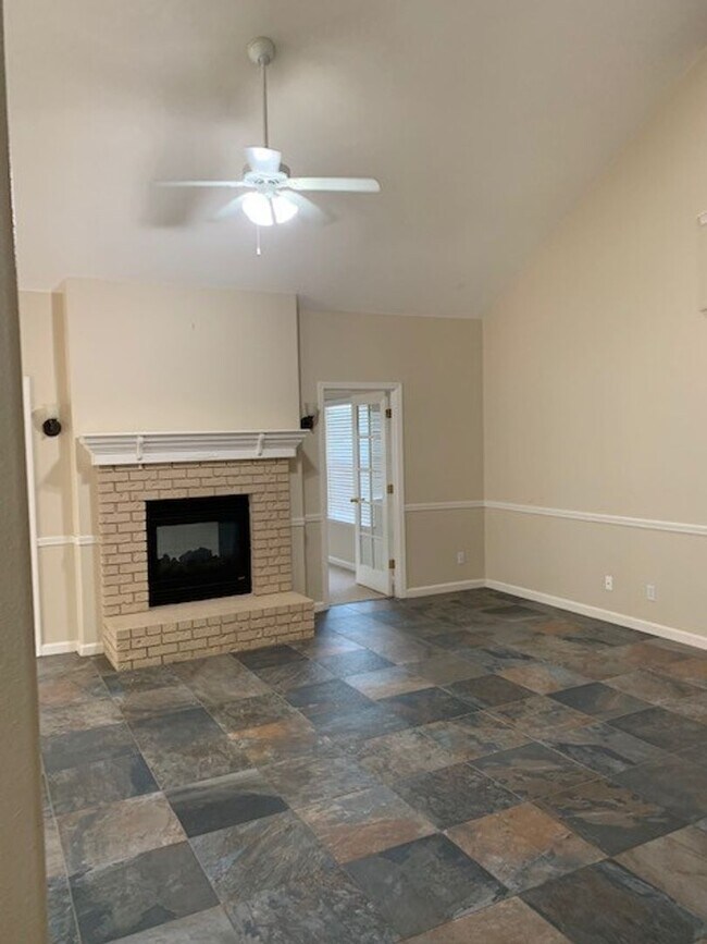 Foto del edificio - 5 Bedroom 3 Bath Home Available NOW!