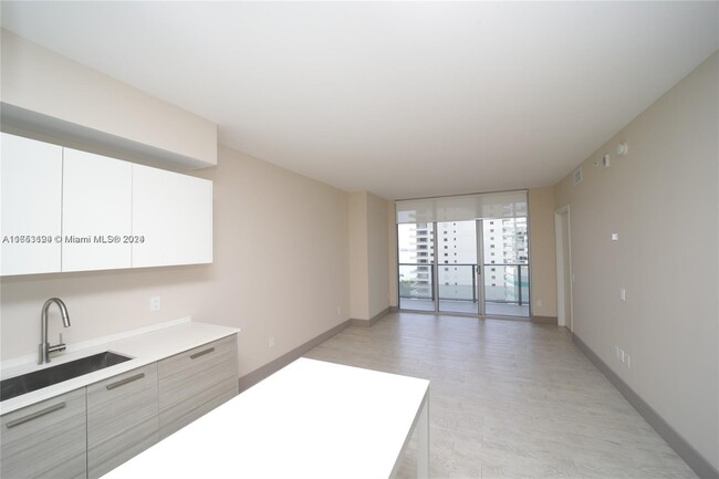 Foto del edificio - 1300 Brickell Bay Dr