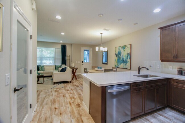 Foto del edificio - For Rent – Modern 3-Bedroom Townhome - Ava...