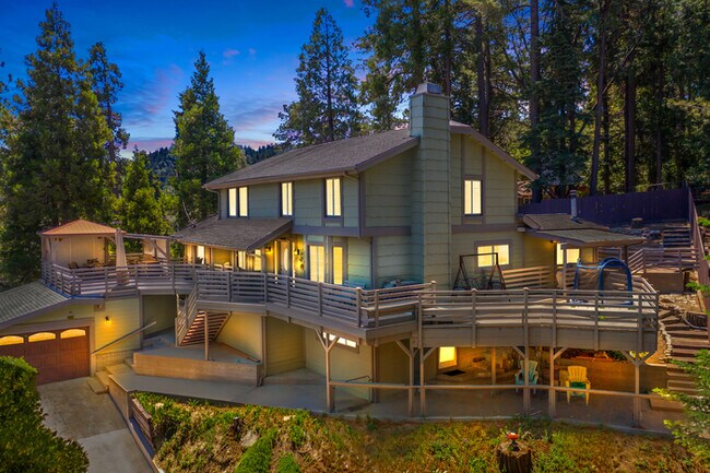 Building Photo - Massive 4 BD/3 Bath Dream Home in the Forest
