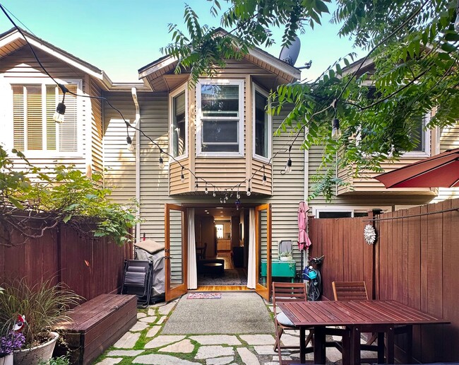 2bd/1.5ba Seattle Townhome - 2bd/1.5ba Seattle Townhome
