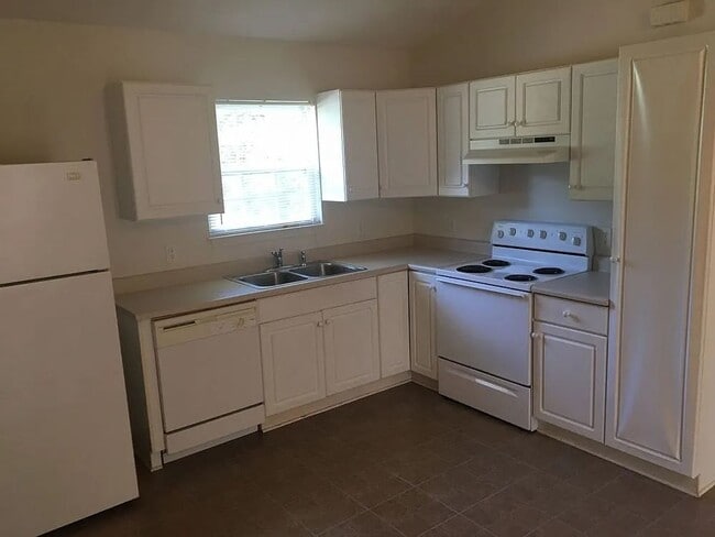 Building Photo - COMING SOON - 1 Bedroom House with Garage on Masonboro Loop