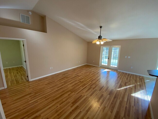 Building Photo - ANNUAL LEASE - Large 3Bedroom - 2 Bath - 2...