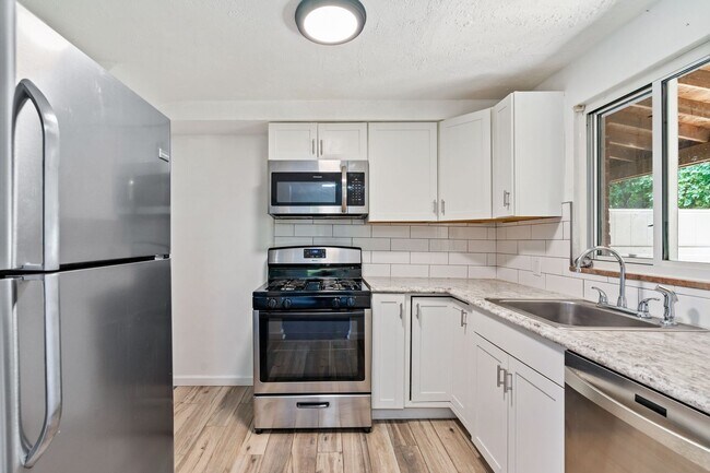 Building Photo - 446-448-448 Jacobson Dr