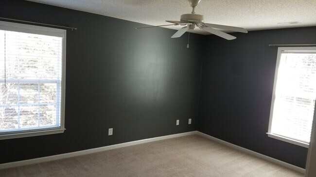 Building Photo - Nice condo, top floor, convenient to hospitals and shopping