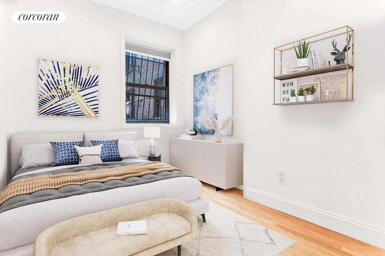 Foto principal - 542 E 82nd St