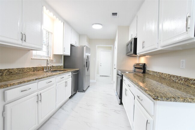 Foto del edificio - 13710 Ella Lee Ln