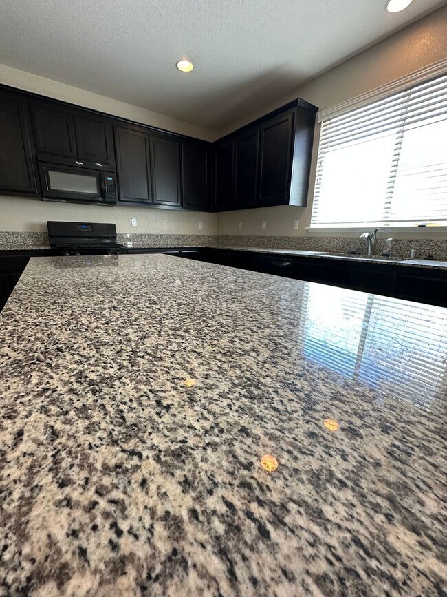 Foto del edificio - Garibaldi Ranch beautiful 4bedroom 3 full ...