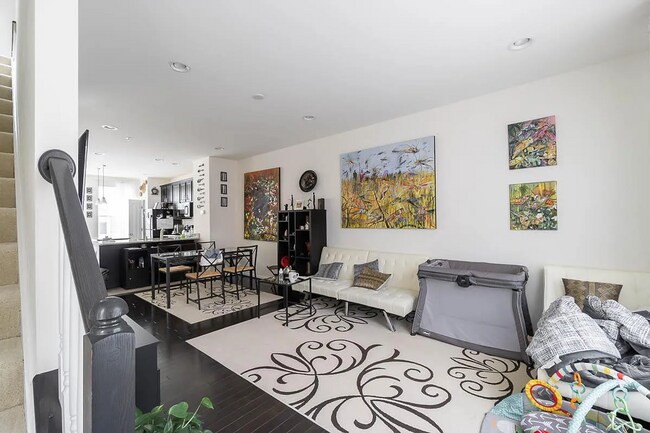 Foto del edificio - Stunning 3 BR/3.5 BA Townhome in Mayfair!