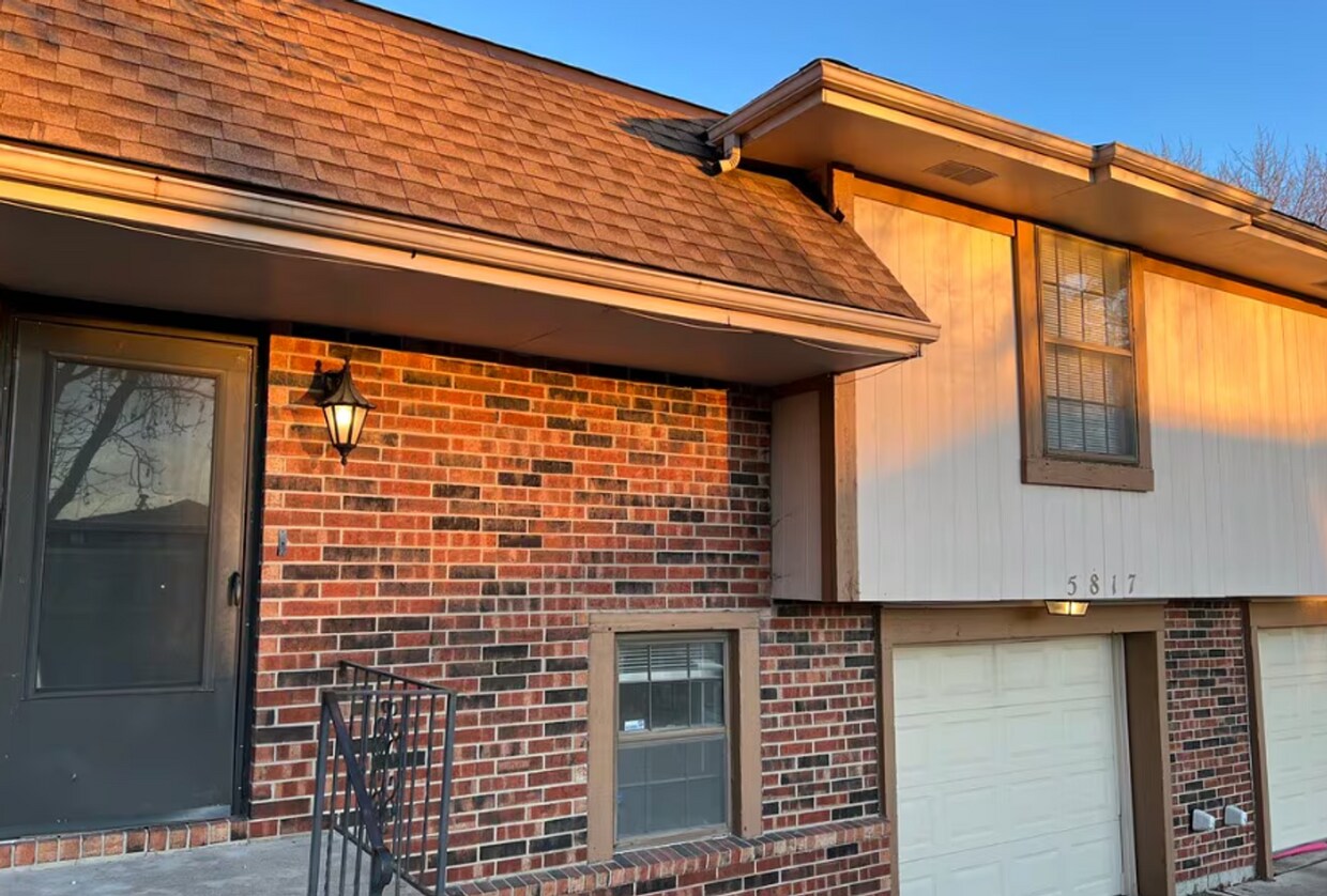 Primary Photo - *COMING SOON* Spacious 3 Bed, Two Bath Dup...