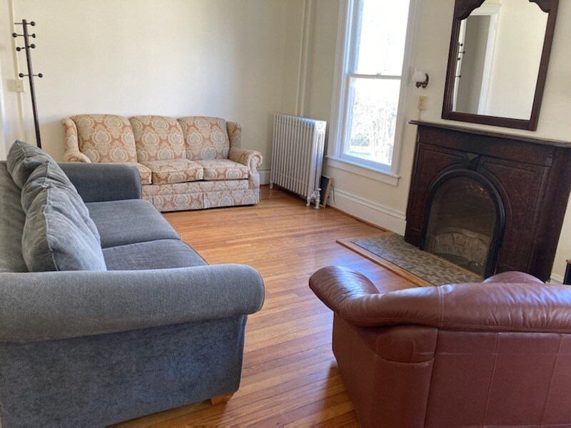 Spacious Living Room - 931 E State St