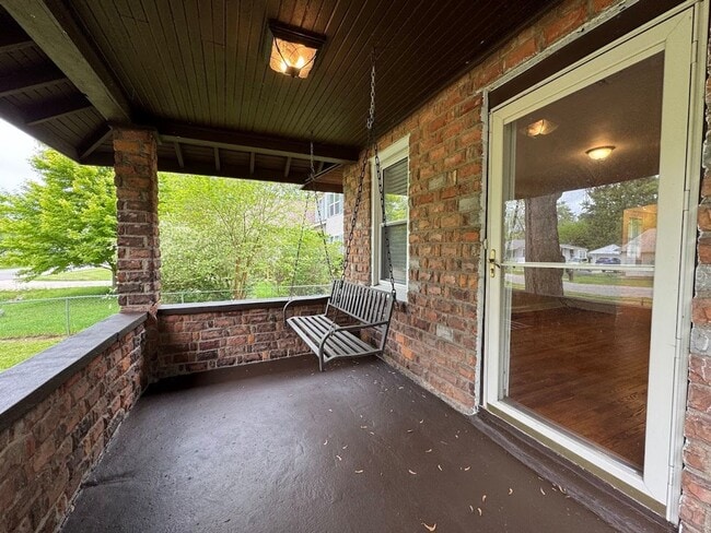 Building Photo - 2 bed 1 bath Rochester Hills ranch with ga...