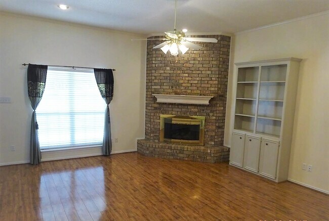 Building Photo - Beautiful House Located Near Park, Shoppin...