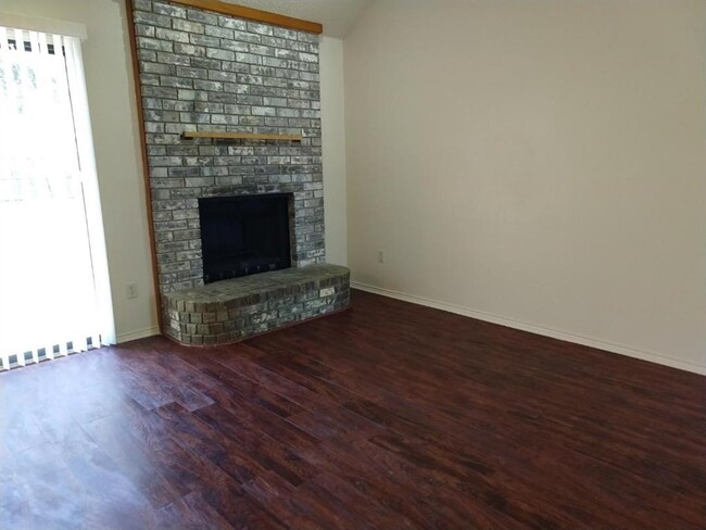 Building Photo - 6400 Brookcrest Dr