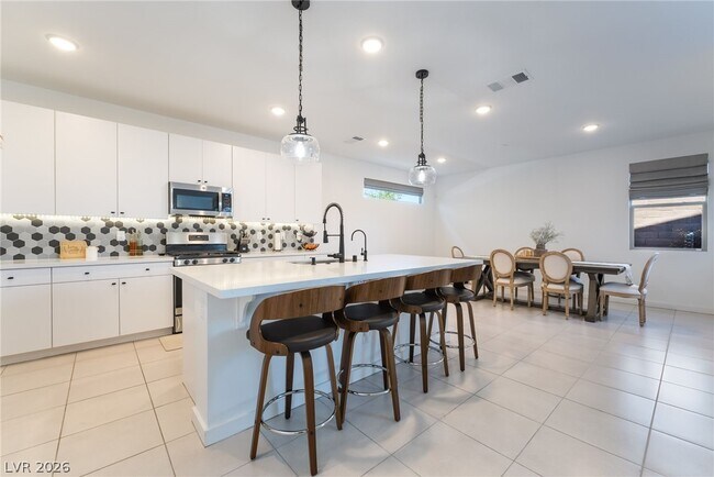 Foto del edificio - 720 Emerson Creek Ct