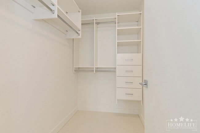 Building Photo - Beautiful 2 Bed + Flex Condo in White Rock!