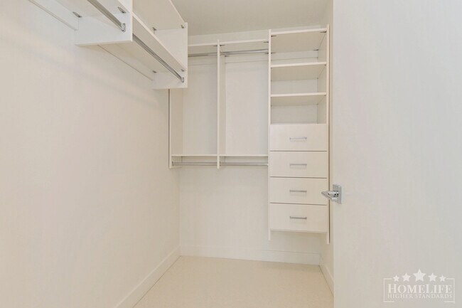 Photo du bâtiment - Beautiful 2 Bed + Flex Condo in White Rock!