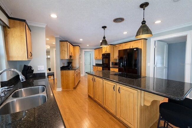 Building Photo - 615 Harbor Is