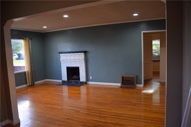 Building Photo - 10624 Rose Dr