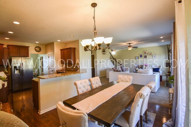 Foto del edificio - 5 Bedroom Home with Fenced Yard, and 3 Car Garage in Waukee
