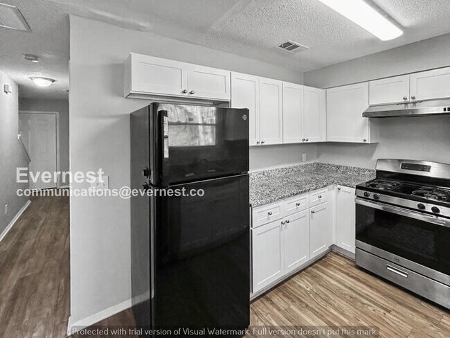 Foto del edificio - 3 Bed, 3 Bath Home with Fenced Yard & Garage / Pet-Friendly / Available Now!