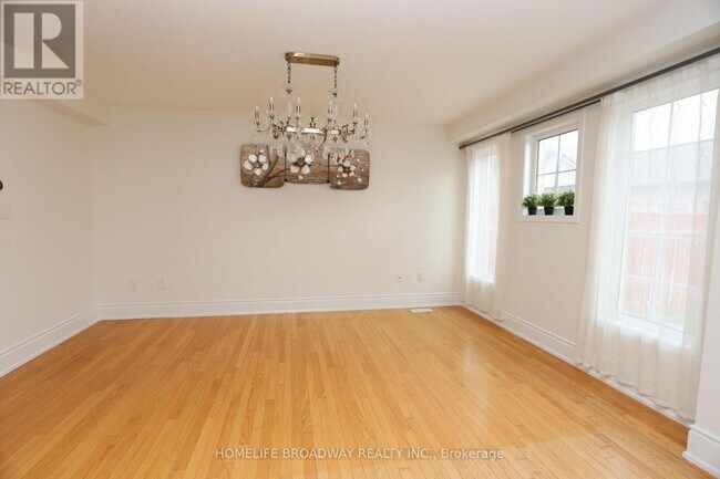 Photo du bâtiment - 775 Bur Oak Ave