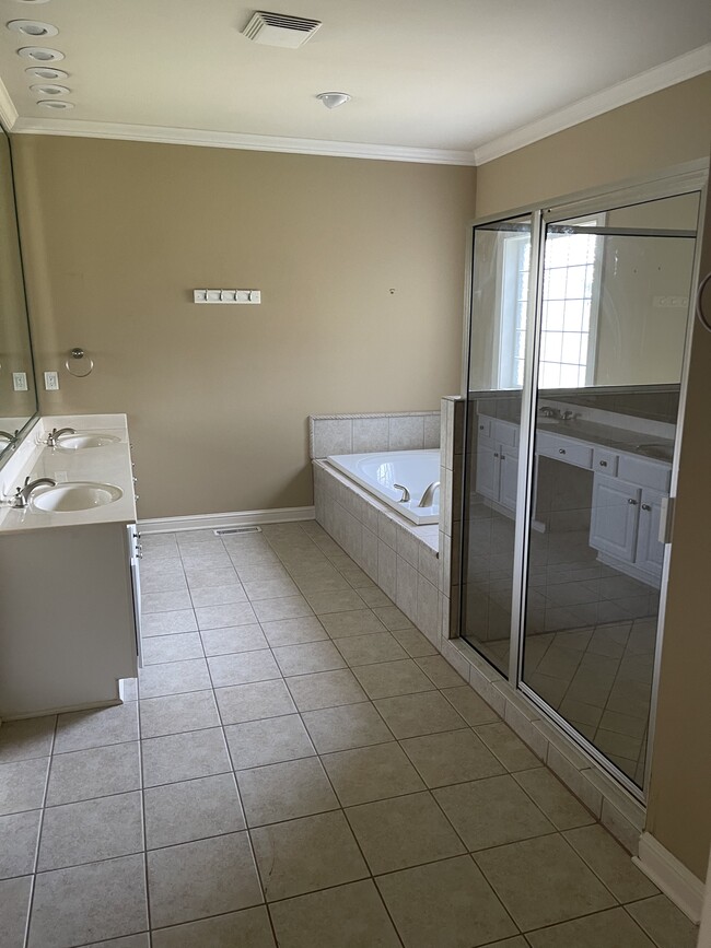 Building Photo - 1608 Camden Ct