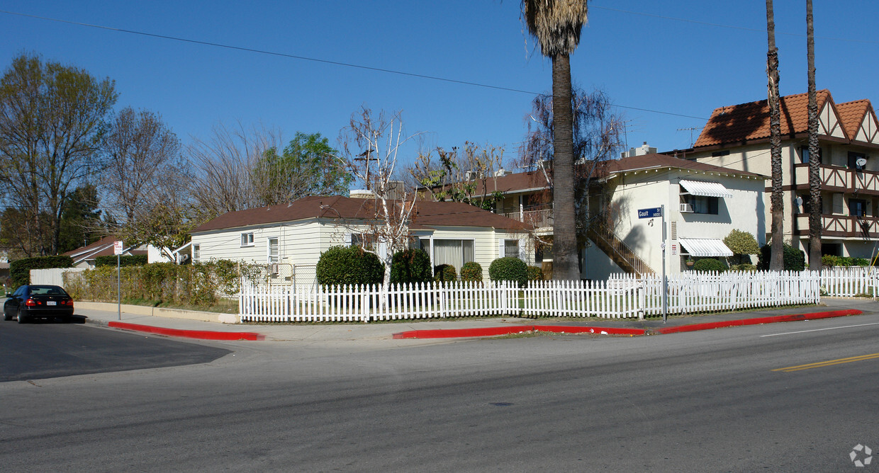 Primary Photo - 7105-7117 1/2 Hazeltine Ave