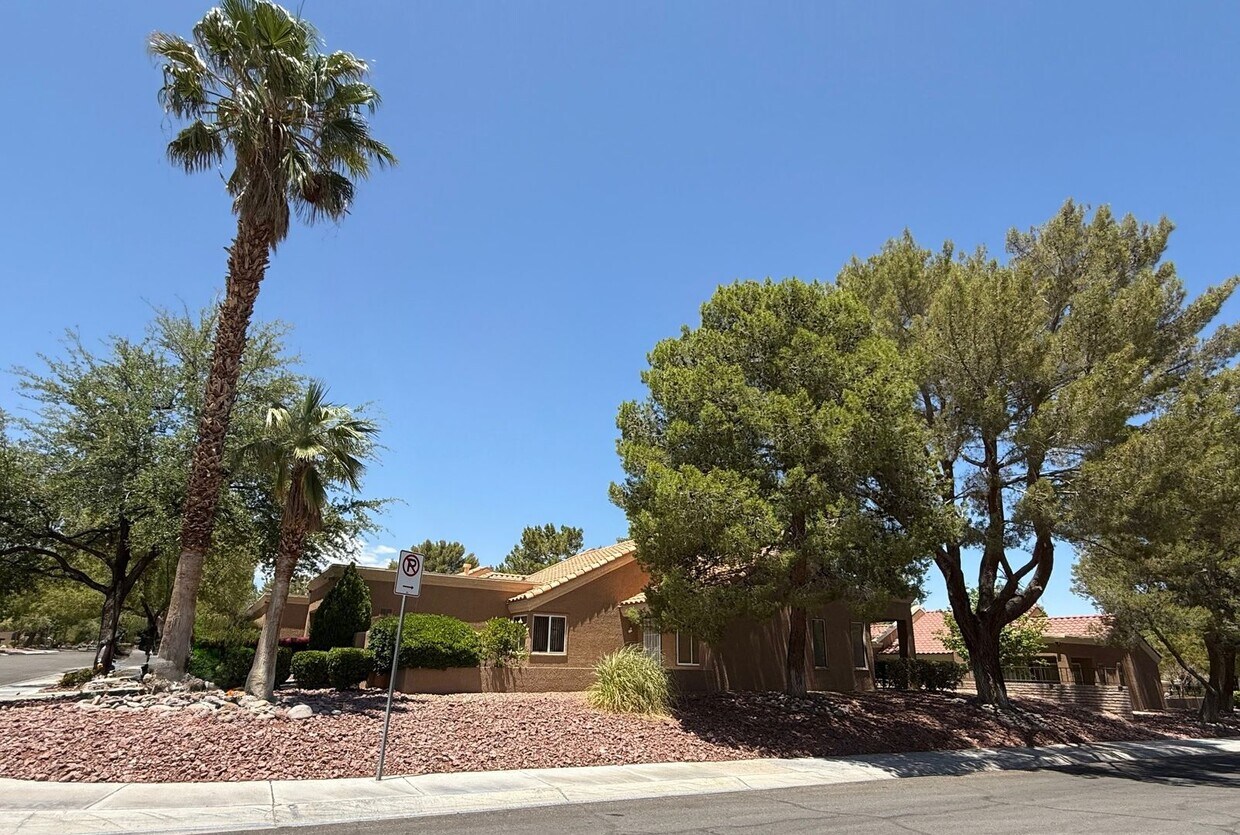 Foto del edificio - SUN CITY 55+ COMMUNITY - TWO BEDROOM TOWNH...