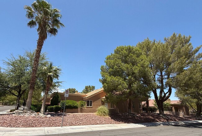 Foto del edificio - SUN CITY 55+ COMMUNITY - TWO BEDROOM TOWNHOME WITH FRONT COURTYARD