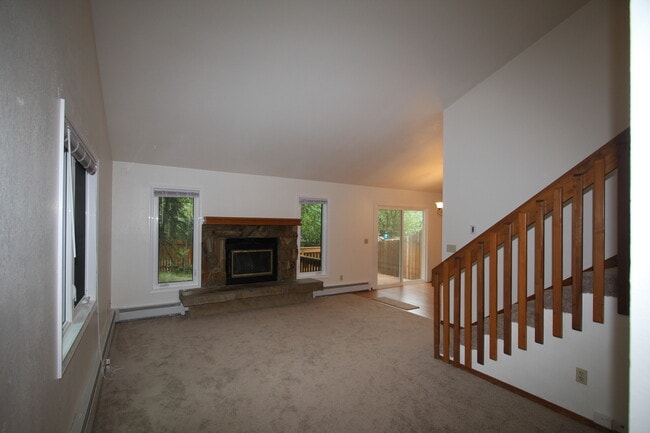 Building Photo - 3 Bedroom Townhome in Eagle River w/ Fence...
