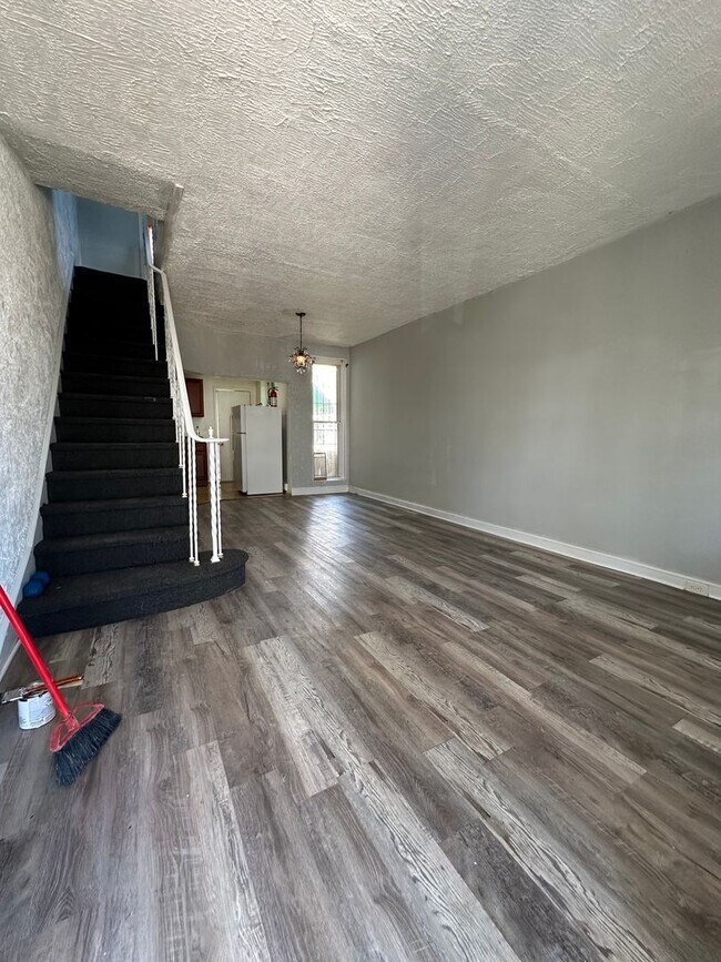 Building Photo - BIG TWO BEDROOM HOUSE FOR RENT IN SOUTH WE...
