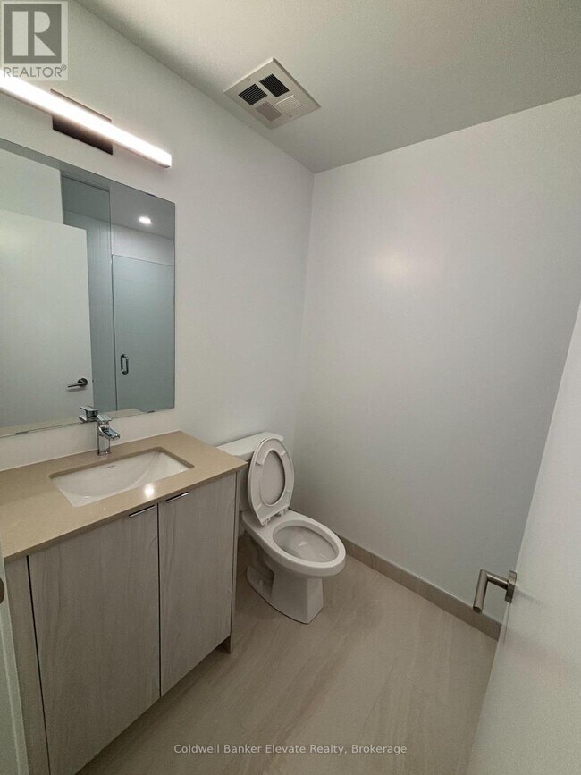 Photo du bâtiment - 1660 Bloor St W