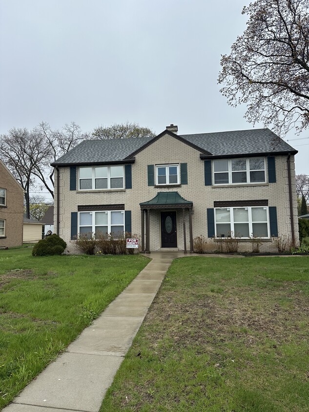 Foto principal - 4838 N Port Washington Rd