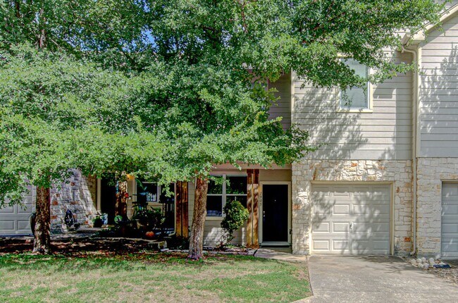 Building Photo - Super Cute 2/2.5 Condo Near SOCO/South 1st