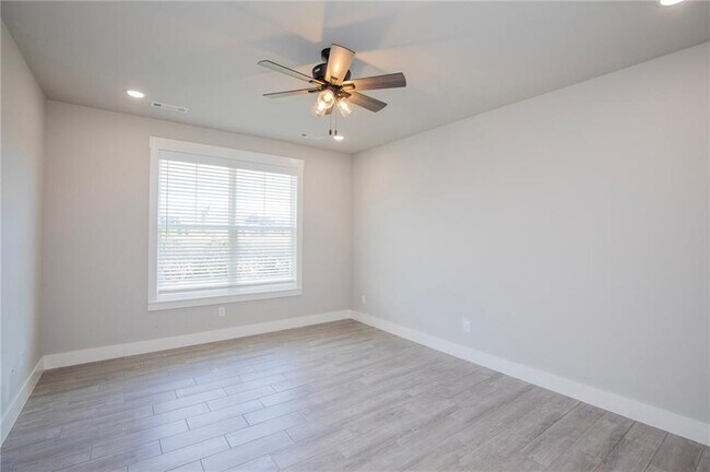 Building Photo - 300 White Oak St