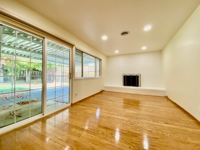 Foto del edificio - 5025 Carm Ave