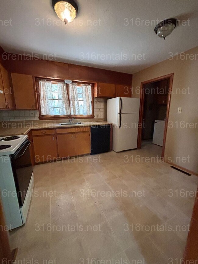Foto del edificio - Two bedroom one bath duplex available now!