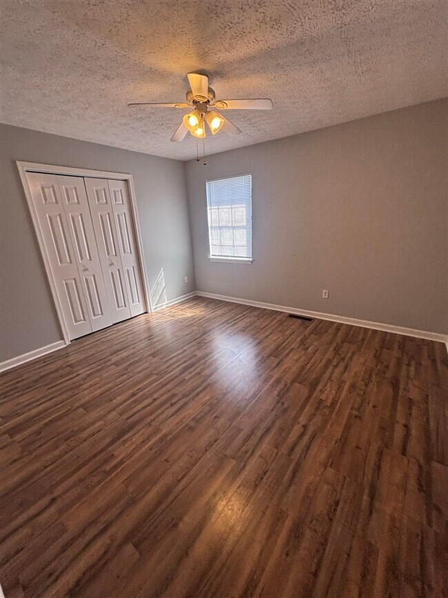 Foto del edificio - 1744 Cave Mill Rd
