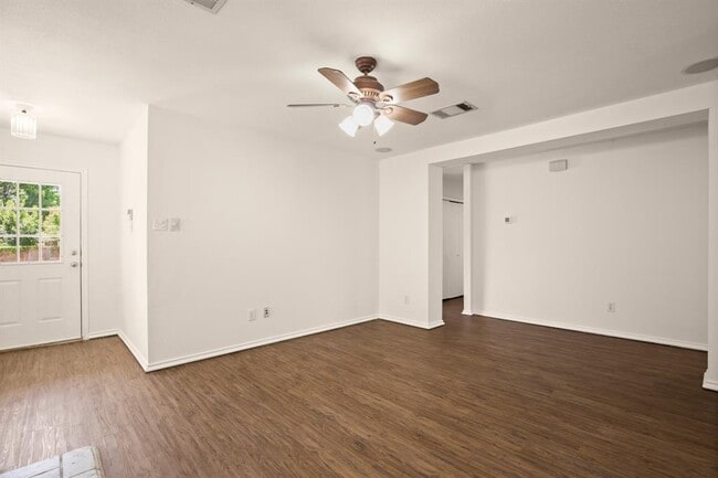 Building Photo - 410 Woodford Dr