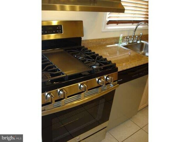 Building Photo - 121 Yellowstone Rd