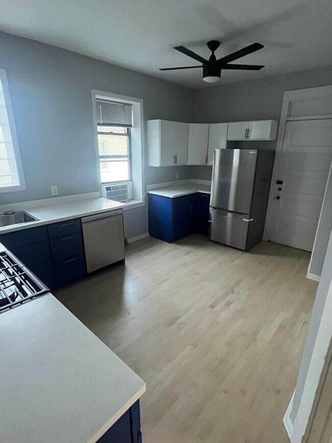 Foto del edificio - 2415 W Warner Ave