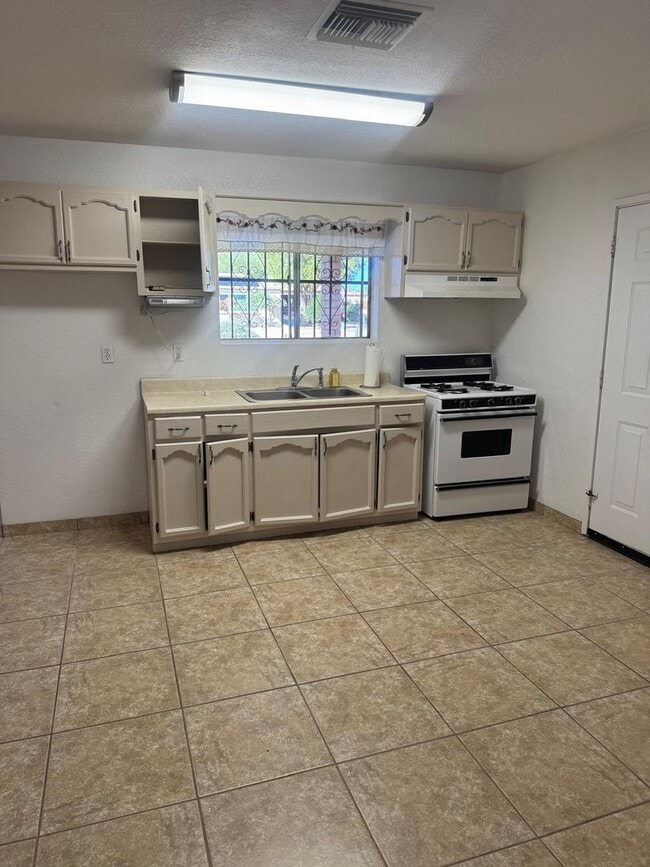 Foto del edificio - 1435 E 13th St
