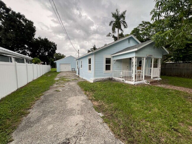 Foto del edificio - 3BR/1BA Home in Fort Myers with Large Deta...